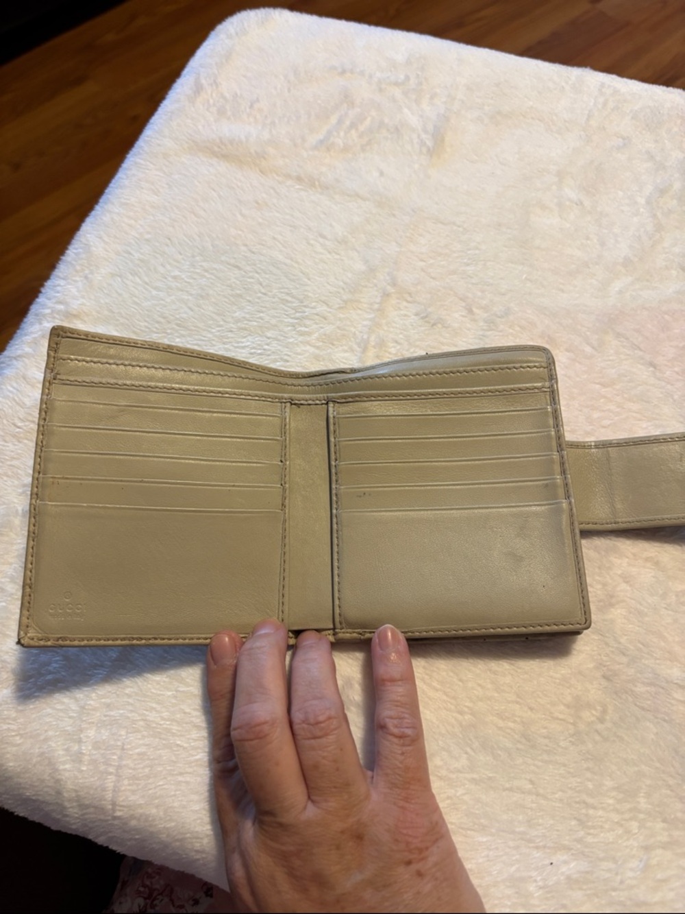 Gucci Cream Embossed GG Leather Compact Wallet with Gold-Tone Detail - Picture 4 of 11